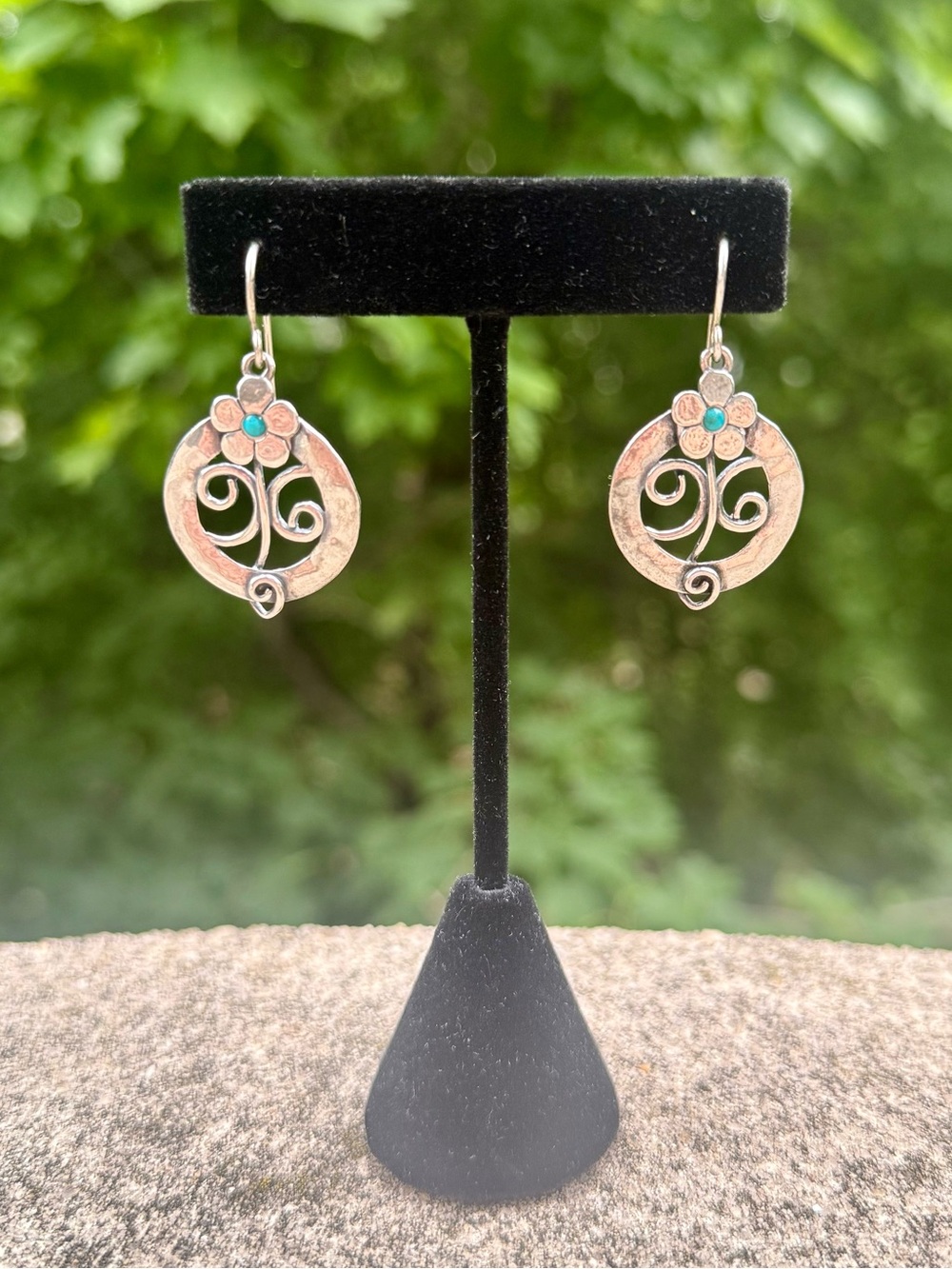 🌸Silver Disc Earrings w/ Floral Motif 🌸